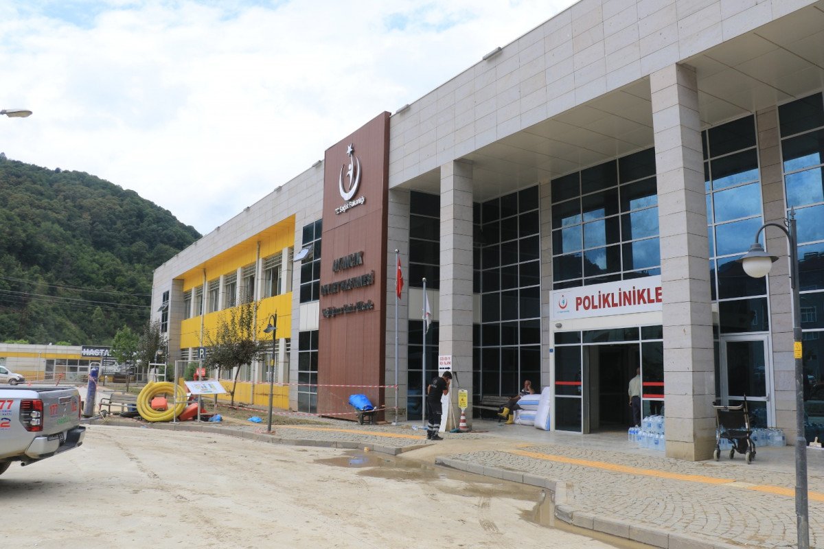 Sinop ta sel nedeniyle tahliye edilen hastane yeniden hasta kabulüne başladı #3