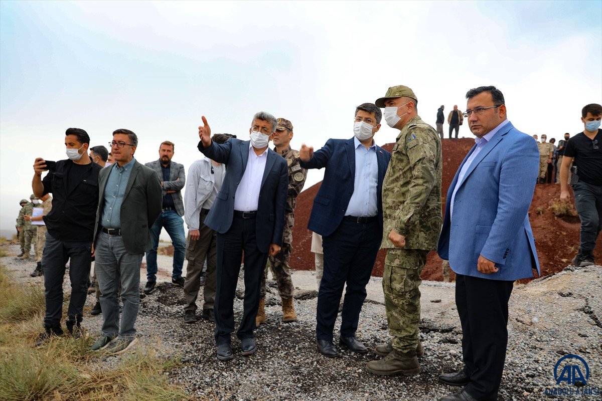 Türkiye-İran sırında duvar örme çalışmaları devam ediyor #12