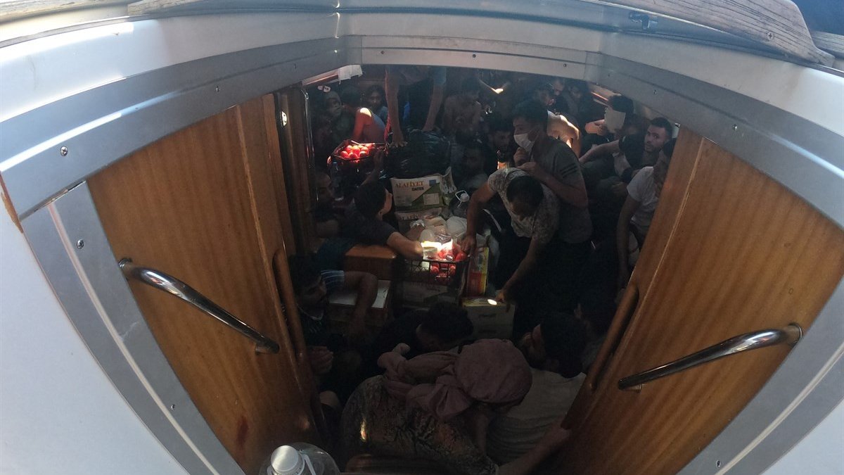İzmir açıklarında 122 göçmen yakalandı