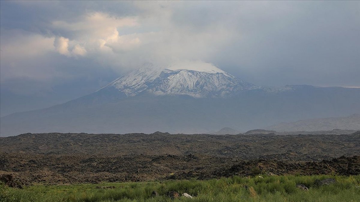 Ağrı Dağı nın zirvesi karla süslendi #1
