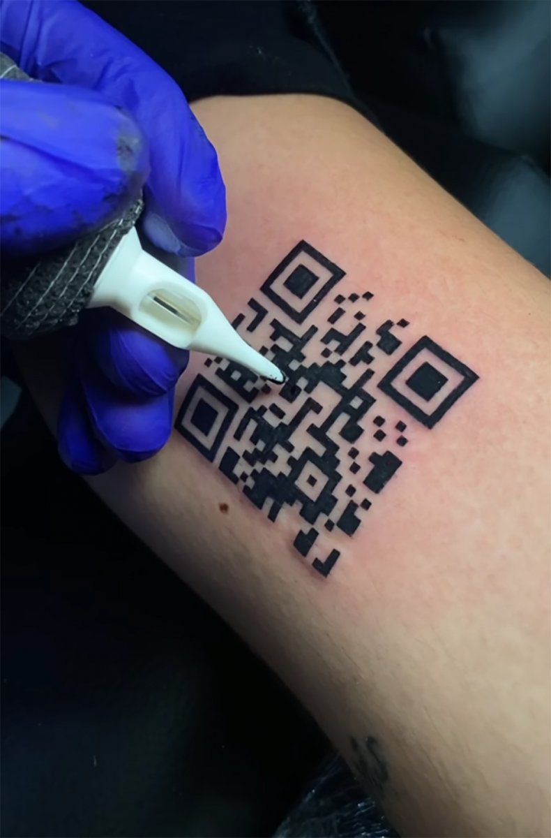 Italian teenager tattooed the barcode of his coronavirus vaccination certificate on his arm #2