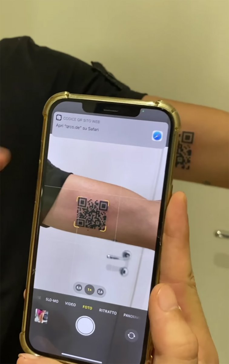 Italian teenager tattooed the barcode of his coronavirus vaccination certificate on his arm #1