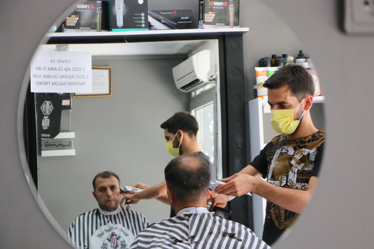 Elazığ da aşı olana indirimli tıraş yapan berber #7