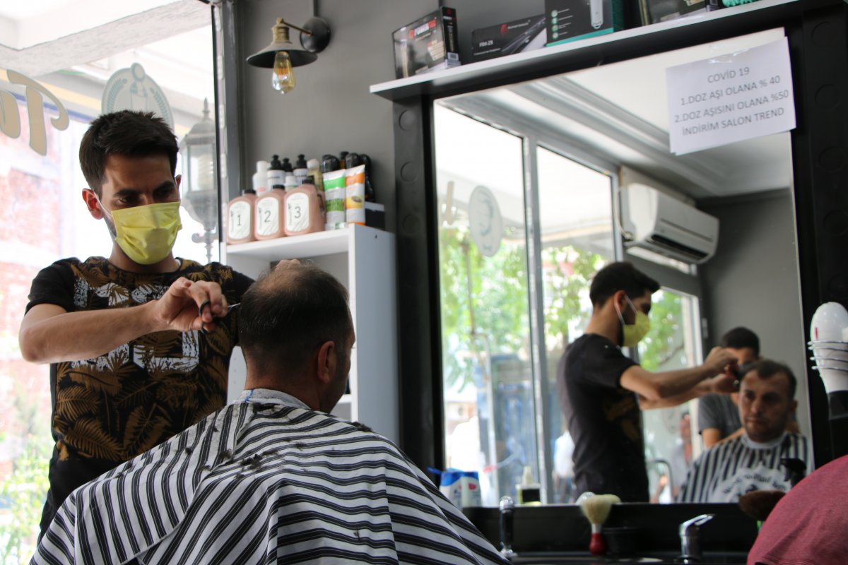 Elazığ da aşı olana indirimli tıraş yapan berber #3