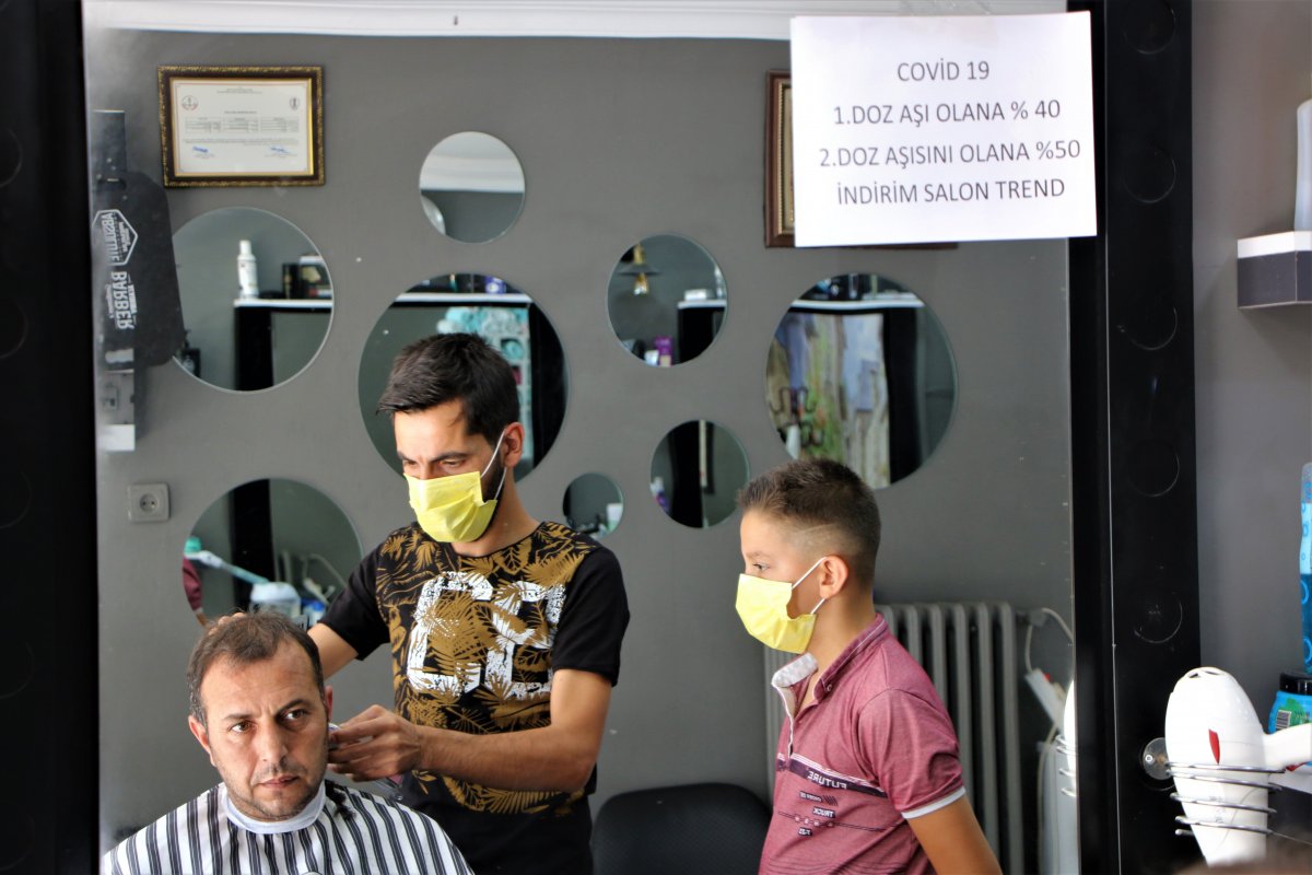 Elazığ da aşı olana indirimli tıraş yapan berber #1