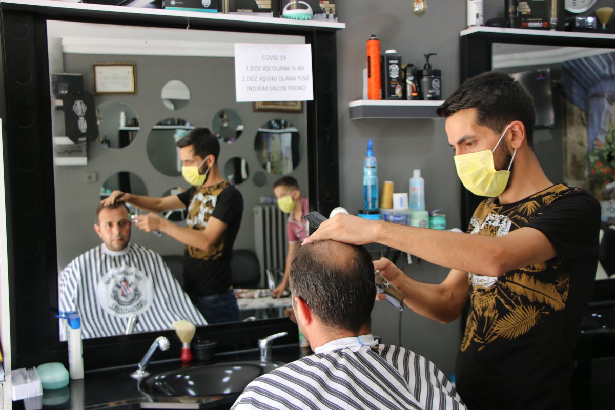 Elazığ da aşı olana indirimli tıraş yapan berber #4