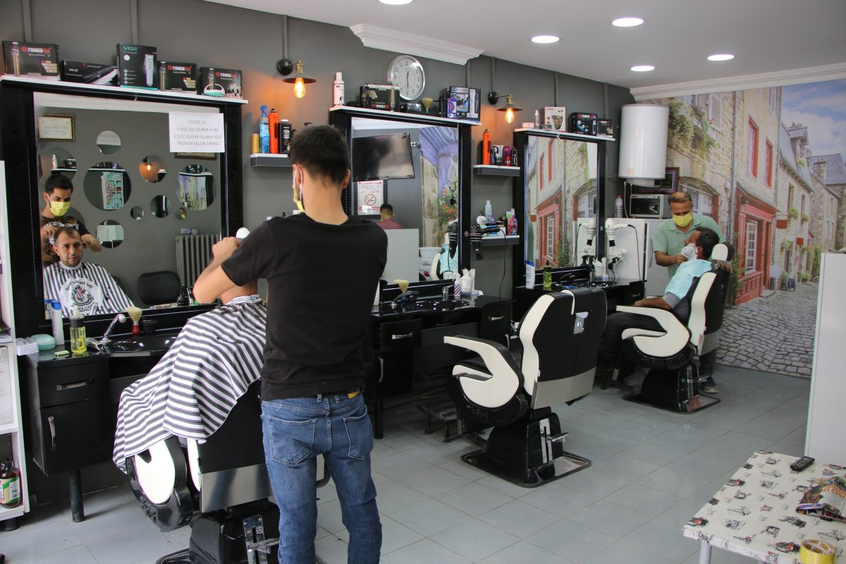 Elazığ da aşı olana indirimli tıraş yapan berber #6