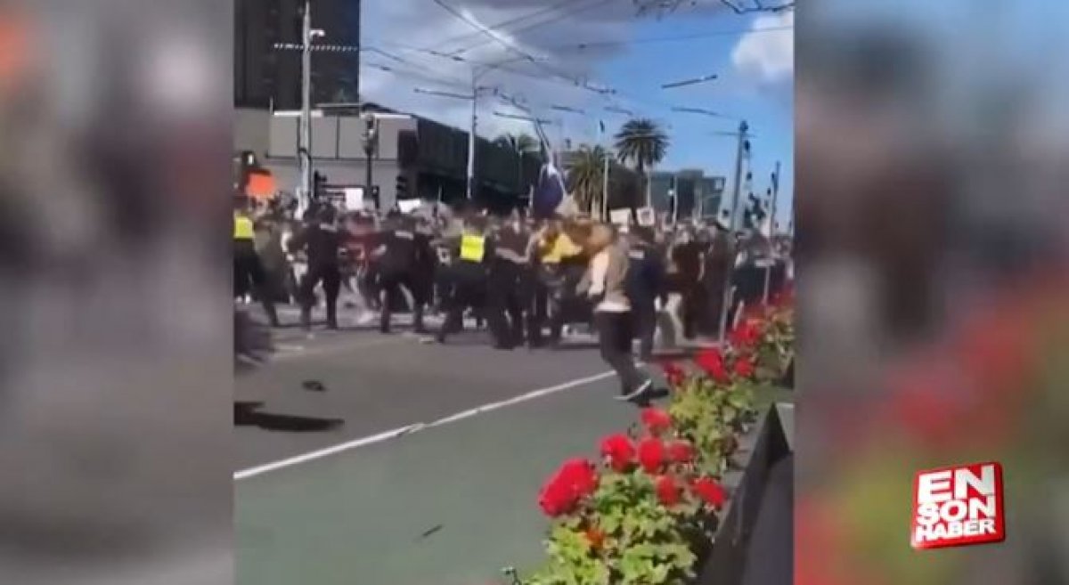 Avustralya da koronavirüs aşısı karşıtlarının olaylı gösterisi #3