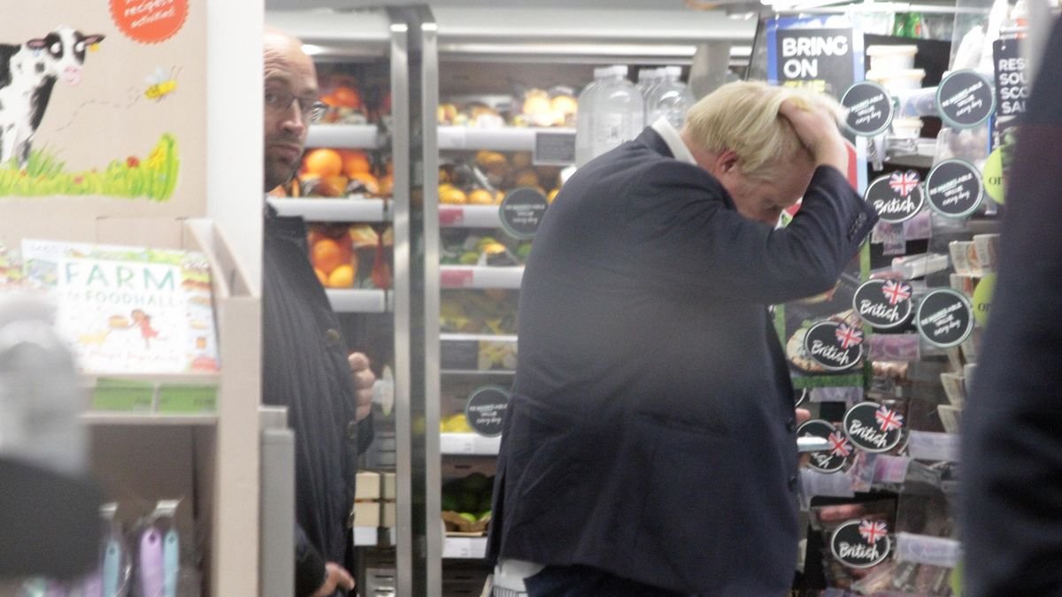 Boris Johnson went shopping without a mask #2