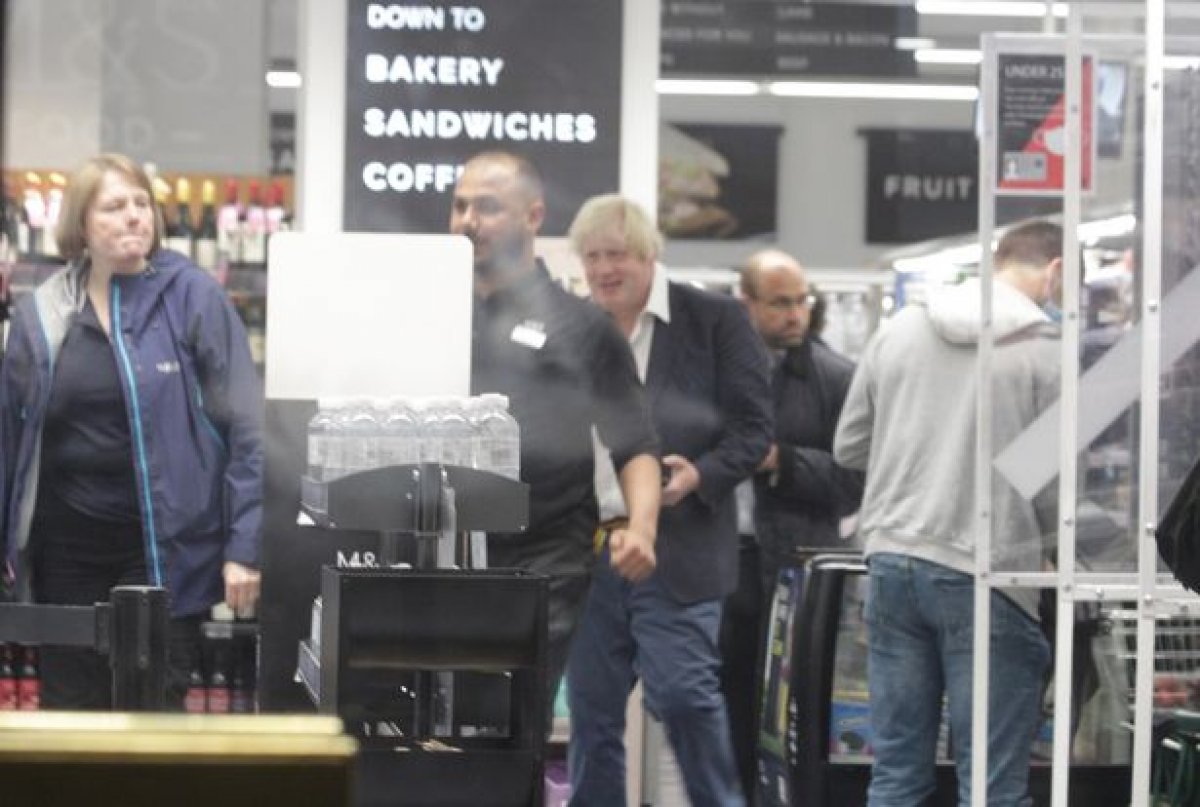 Boris Johnson went shopping without a mask #5