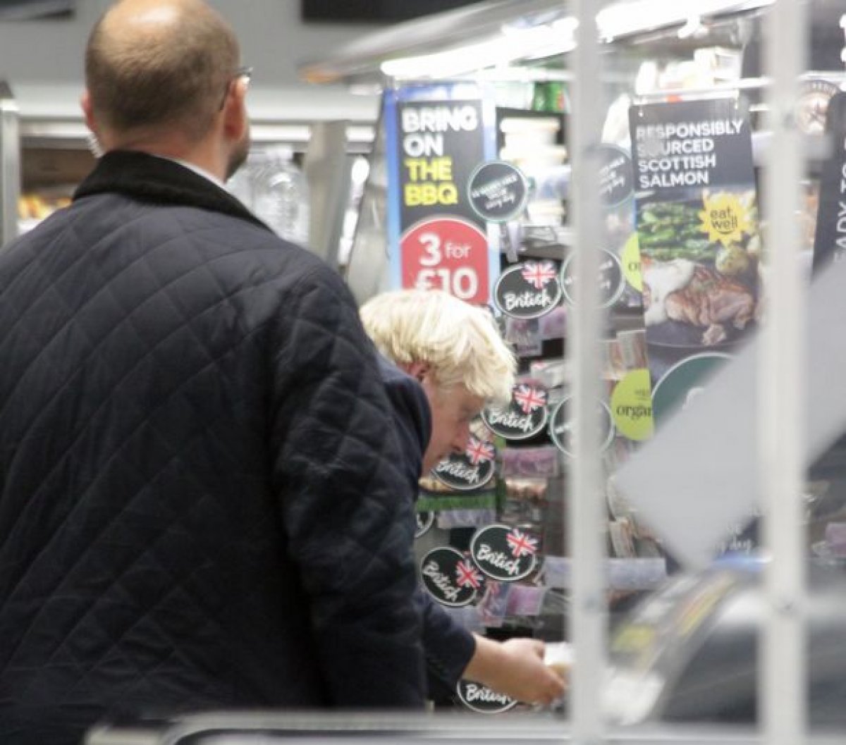 Boris Johnson went shopping without a mask #3