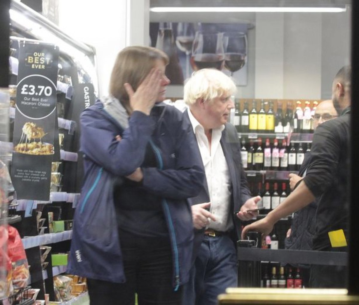 Boris Johnson went shopping without a mask #1