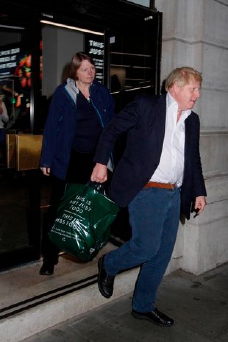 Boris Johnson went shopping without a mask #6