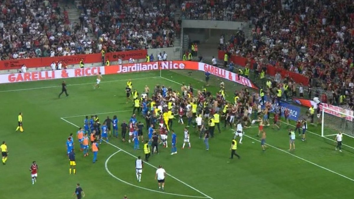 Nice-Marsilya maçında taraftar sahaya indi #3