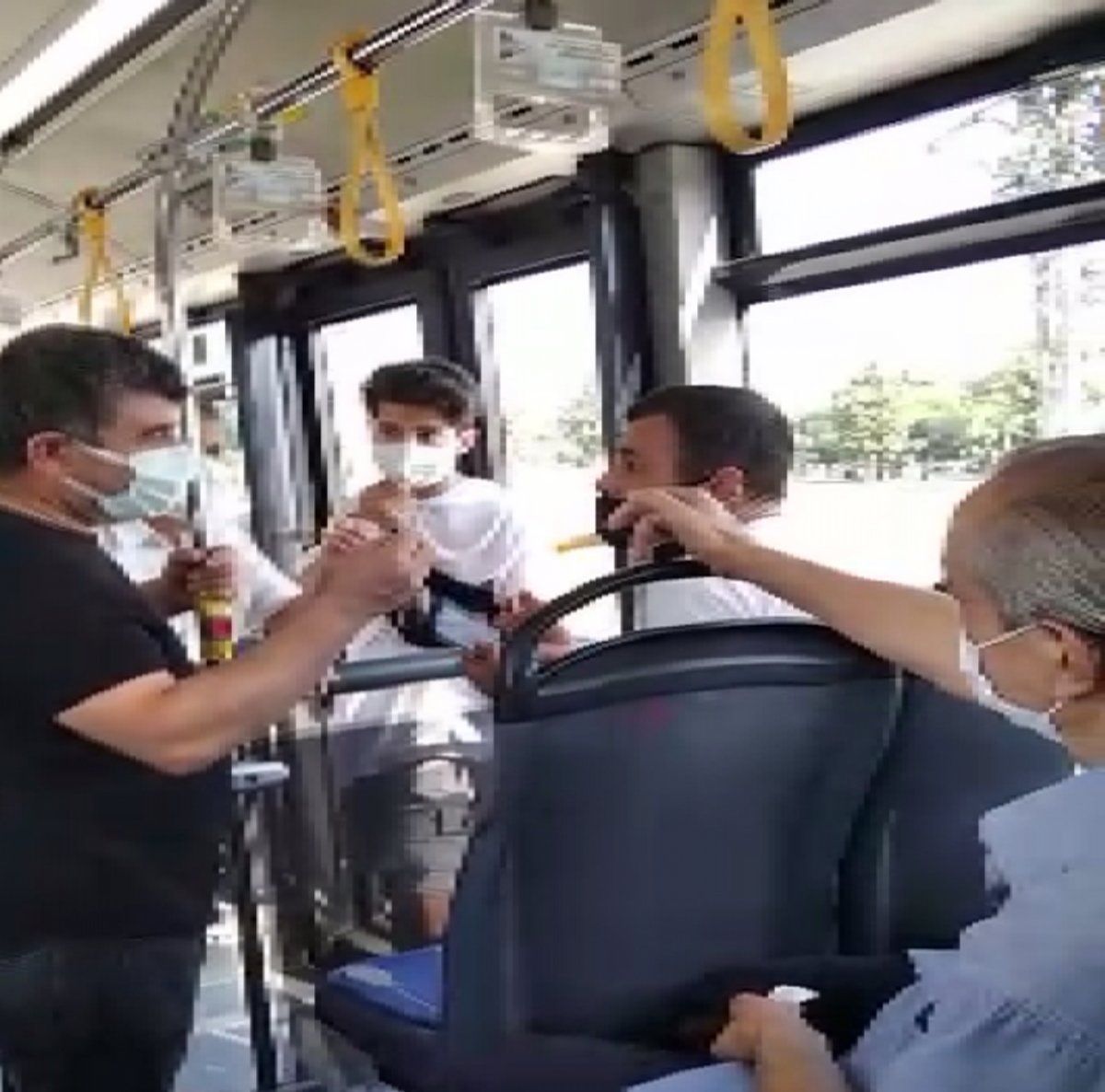 İstanbul da otobüste maske takmama kavgası #4