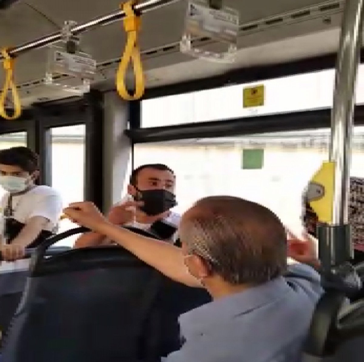 İstanbul da otobüste maske takmama kavgası #6