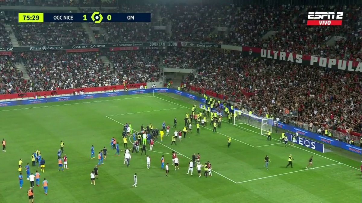 Nice-Marsilya maçında taraftar sahaya indi #1