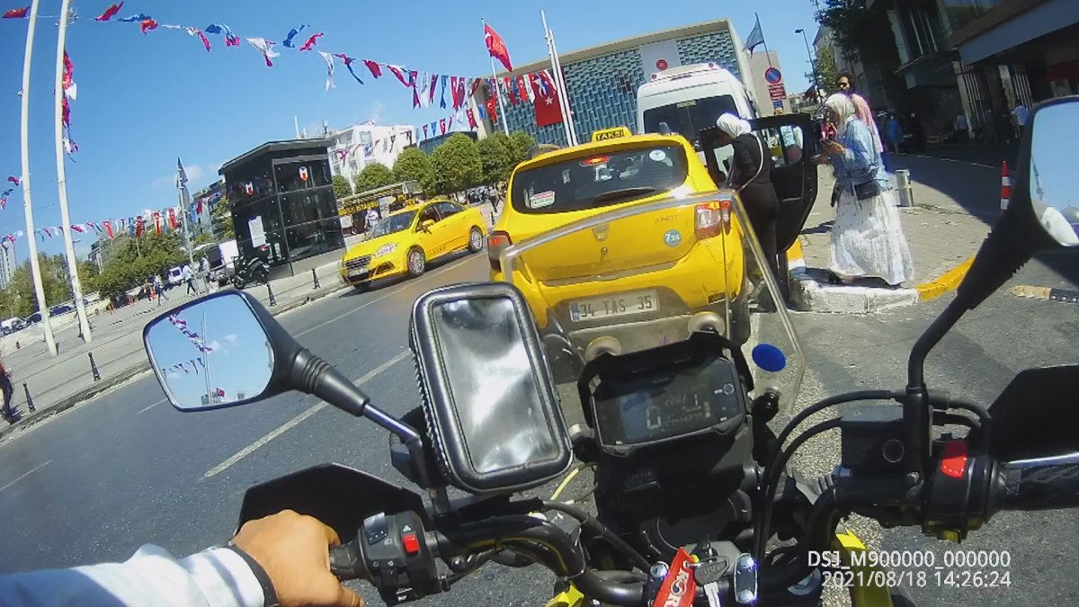 Beyoğlu nda, taksimetreyi açmadan pazarlık yapan şoför, turistleri mağdur etti #3