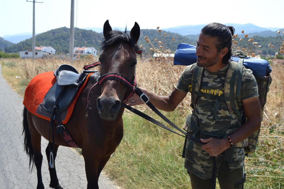 Doğa ve hayvan haklarına dikkat çekmek için atı ile yürüyor #5