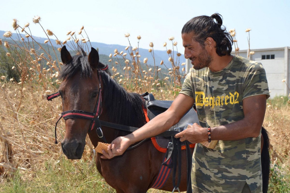 Doğa ve hayvan haklarına dikkat çekmek için atı ile yürüyor #4