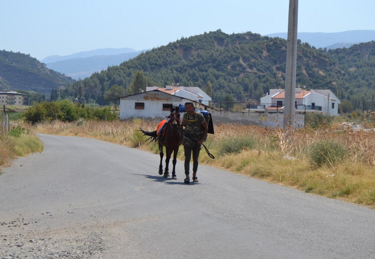 Doğa ve hayvan haklarına dikkat çekmek için atı ile yürüyor #8