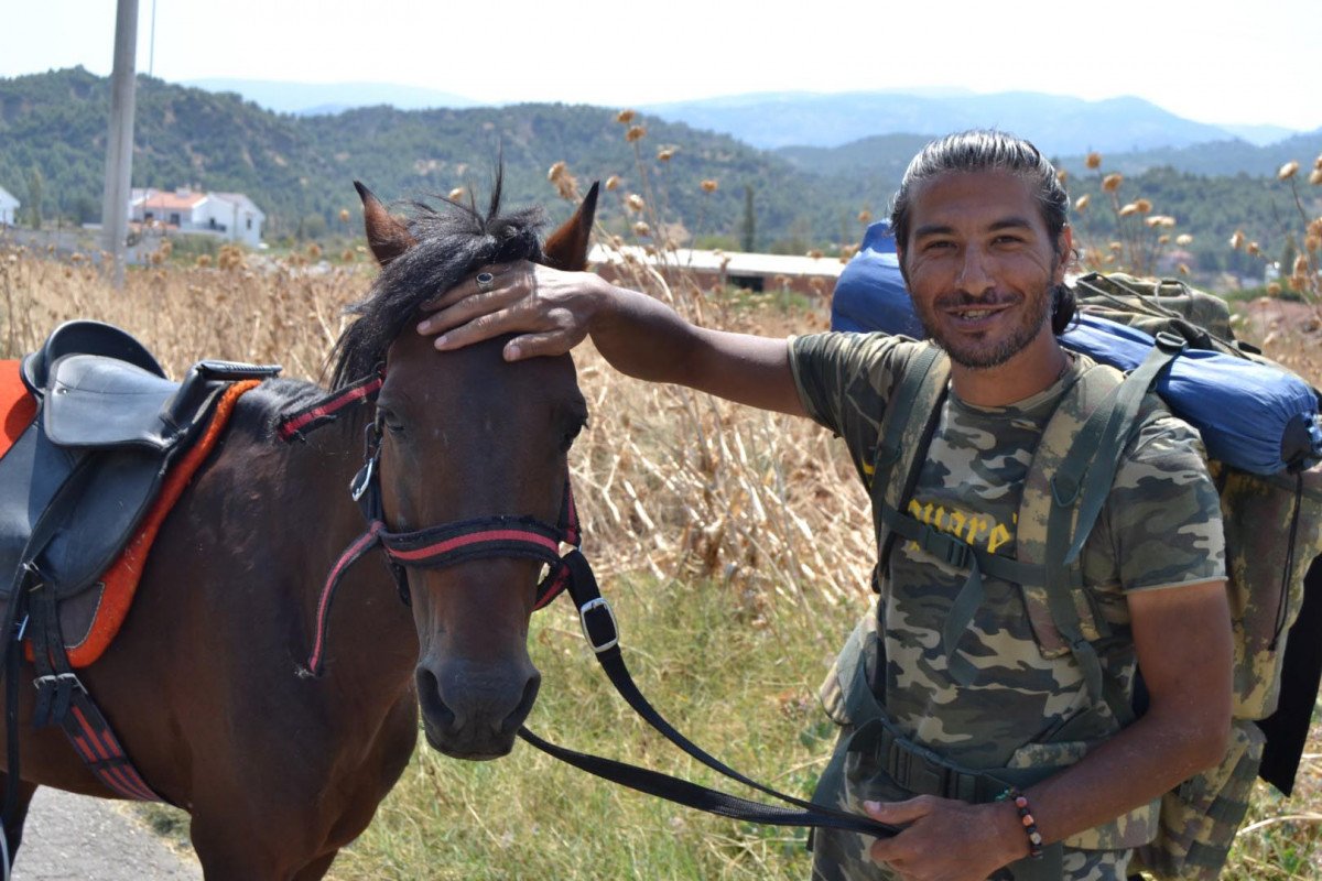 Doğa ve hayvan haklarına dikkat çekmek için atı ile yürüyor #3