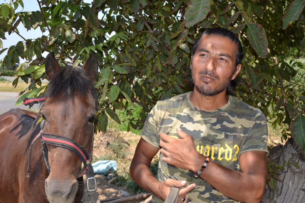 Doğa ve hayvan haklarına dikkat çekmek için atı ile yürüyor #2