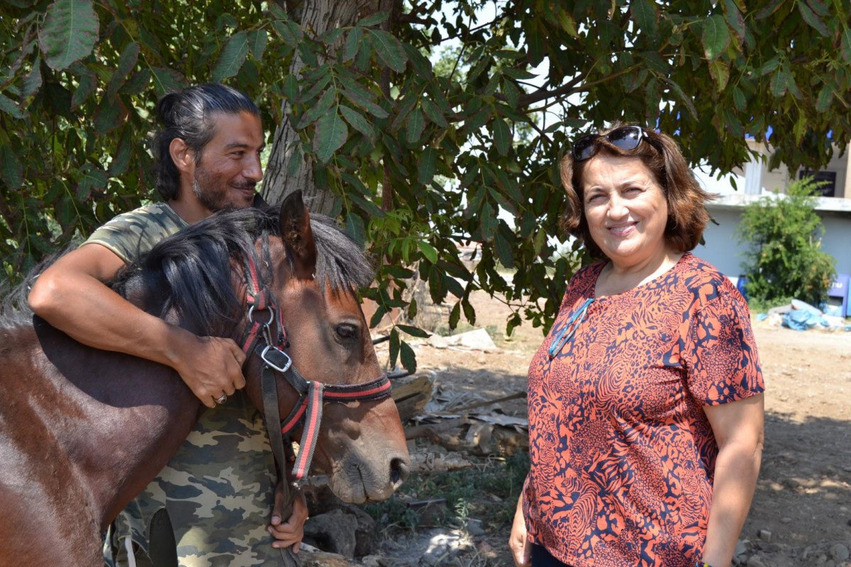 Doğa ve hayvan haklarına dikkat çekmek için atı ile yürüyor #6