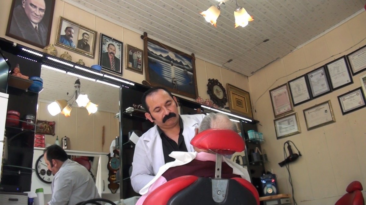 Kütahya daki berber, aşı olanlara bıyık boyası ve yüz bakımını ücretsiz yaptı #4
