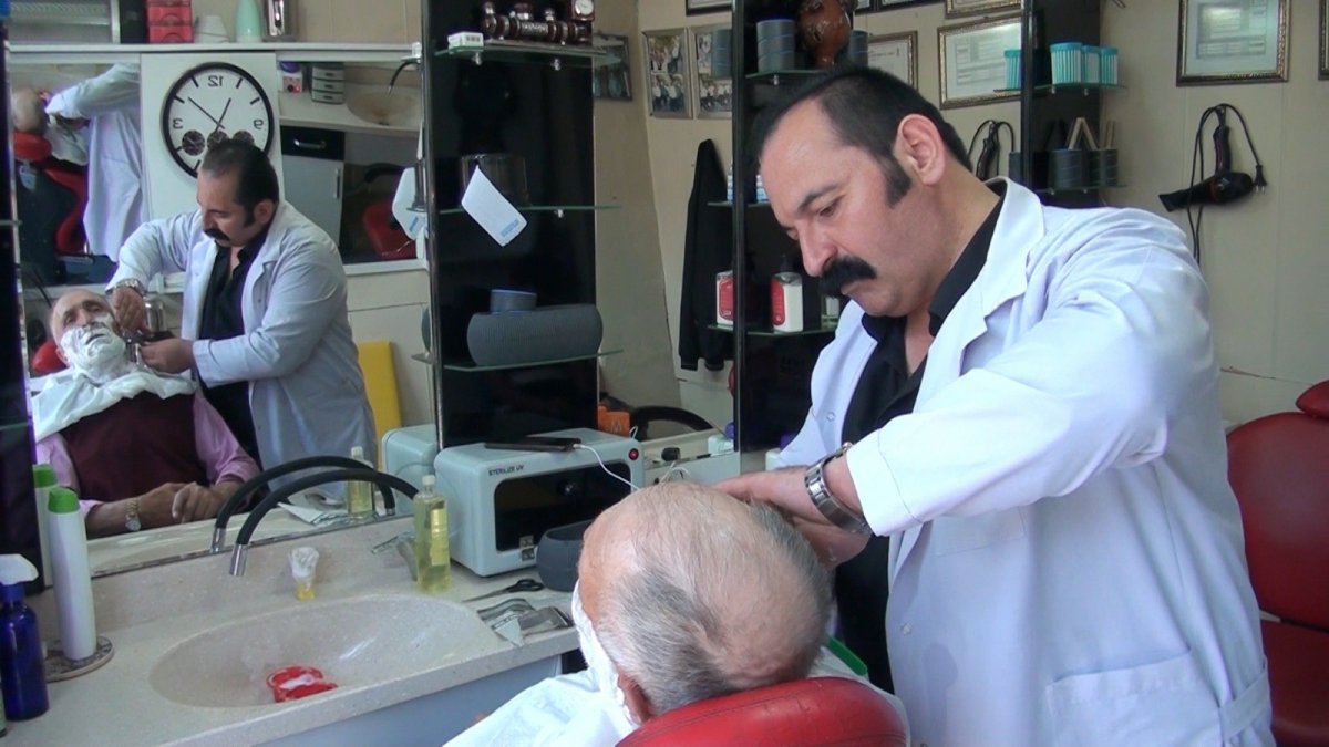 Kütahya daki berber, aşı olanlara bıyık boyası ve yüz bakımını ücretsiz yaptı #1