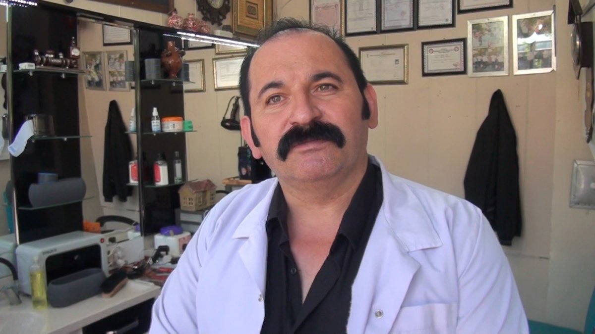 Kütahya daki berber, aşı olanlara bıyık boyası ve yüz bakımını ücretsiz yaptı #2