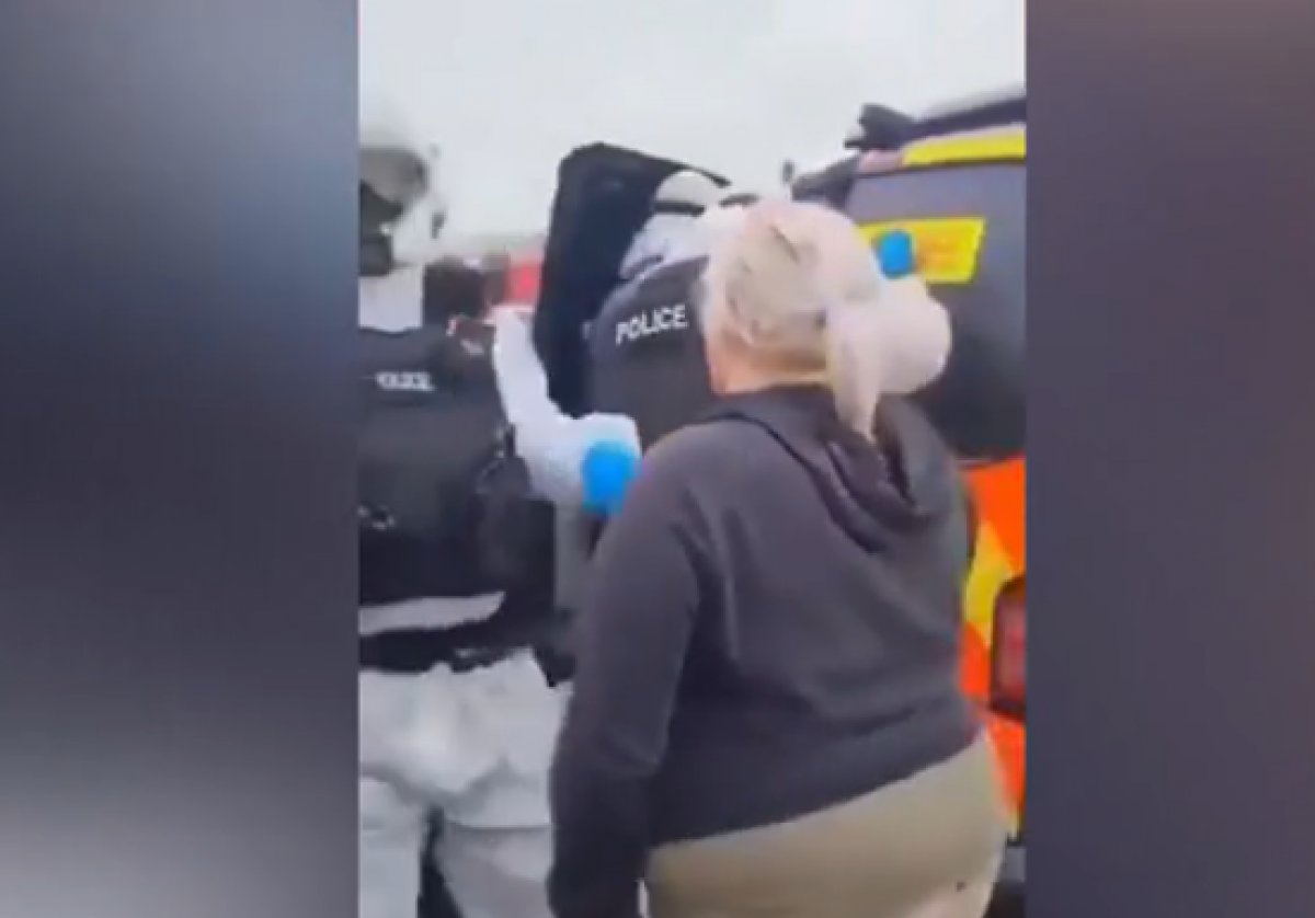 Karantinaya girmek istemeyen İrlandalı zorla götürüldü #3