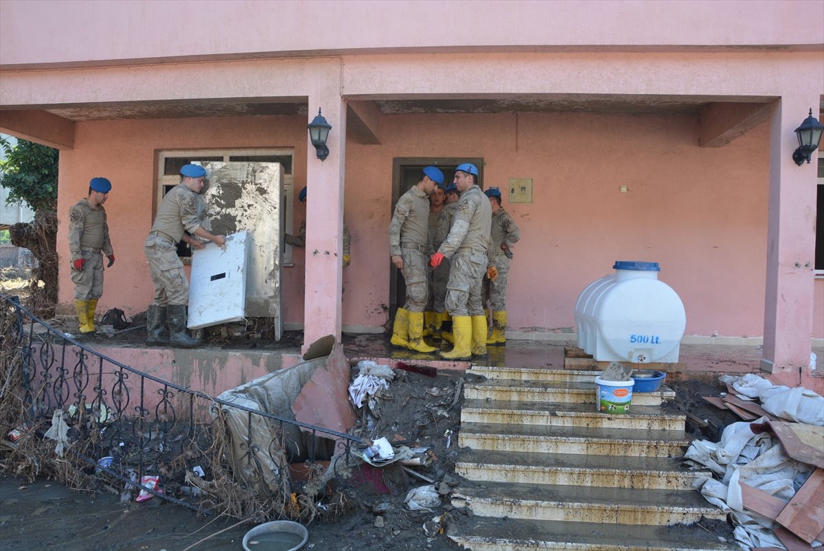 Kastamonu da sel mağdurları, destek için askerlere minnettar #5