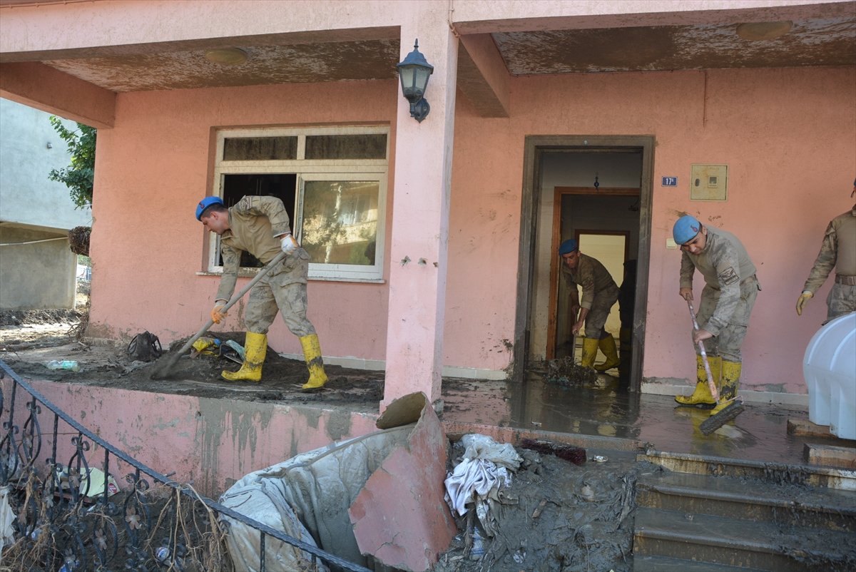 Kastamonu da sel mağdurları, destek için askerlere minnettar #6