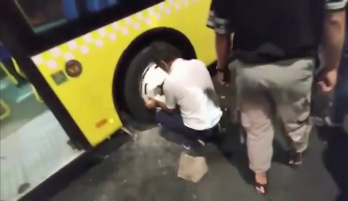 İstanbul Salacak ta bir İETT otobüsü daha yolda kaldı #1