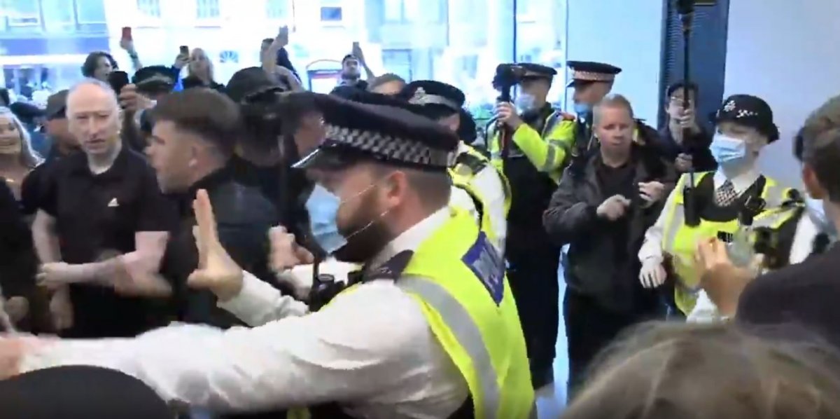 Anti-vaccine protesters in England entered the building where the media outlets are located #2