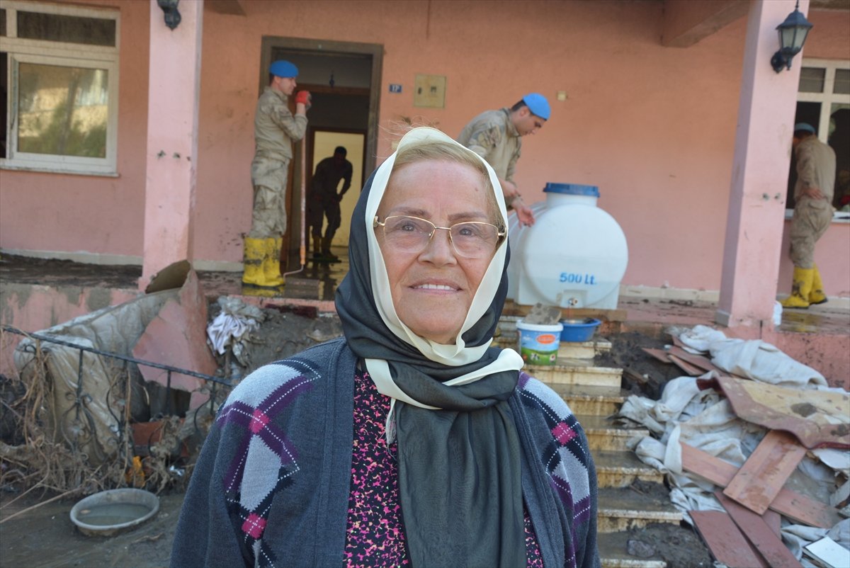 Kastamonu da sel mağdurları, destek için askerlere minnettar #4