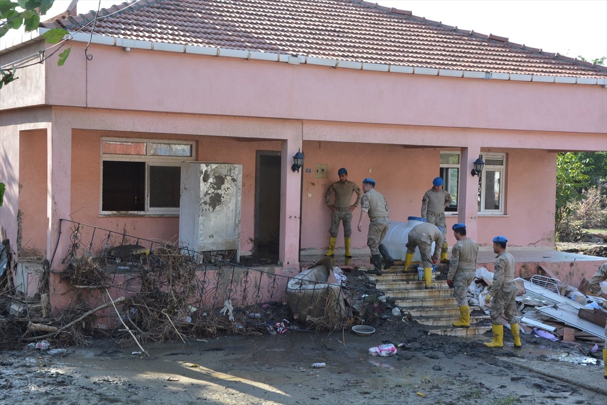 Kastamonu da sel mağdurları, destek için askerlere minnettar #2