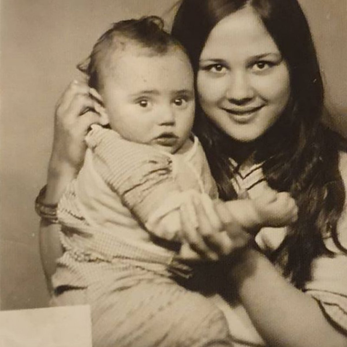 Klipte karşılıklı oynadı, görenler şaştı kaldı! İşte Safiye Soyman ın kızı... #1