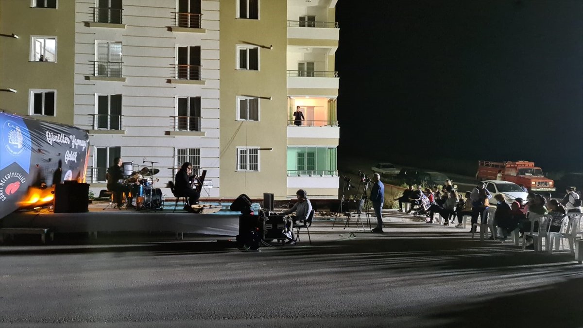 Çorum da karantinaya giren müzisyen, balkonunda konser verdi #2