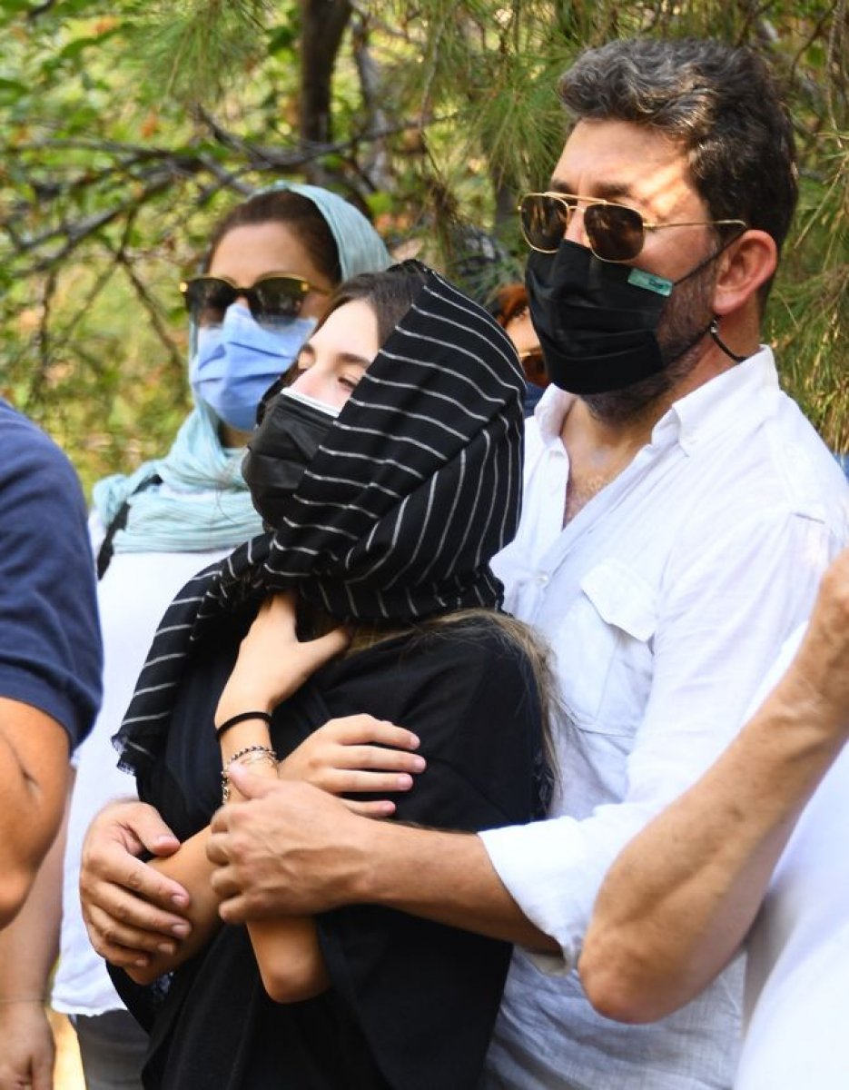 Emine Ün'ün en acı vedası: O isim cenazedeki yerini aldı ... Emine Ün'ün en acı vedası: O isim cenazedeki yerini aldı ...