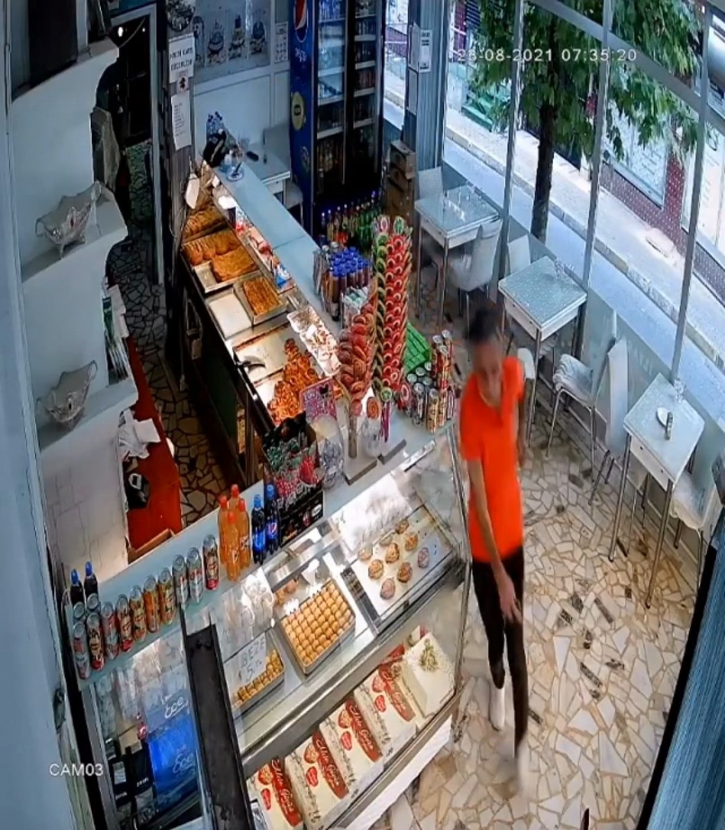 Bağcılar’da, kafedeki cep telefonu hırsızlığı kamerada #1
