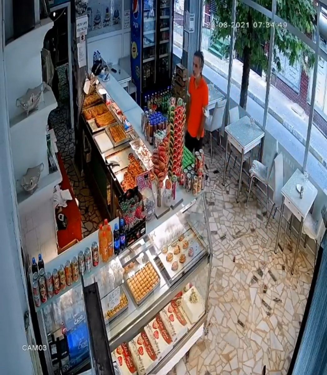 Bağcılar’da, kafedeki cep telefonu hırsızlığı kamerada #2