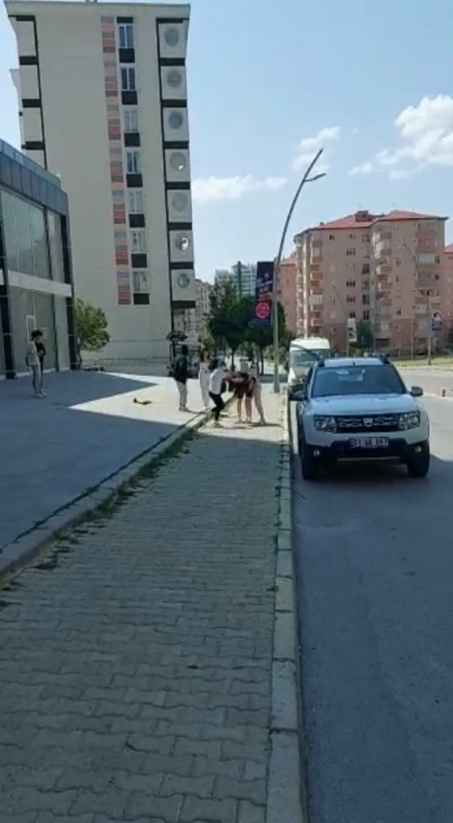 Niğde de genç kızların sokak kavgası #1