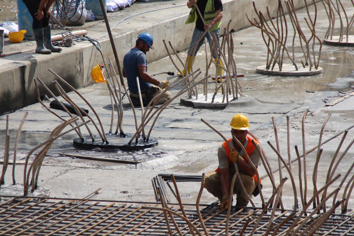 Yeni yapılar kazıklarla kayalara sabitlenecek #1