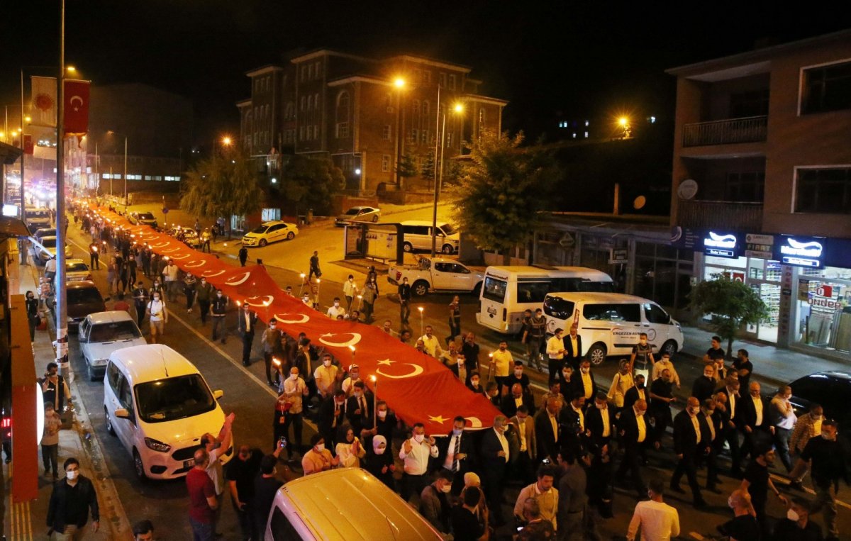 150 metrelik bayrakla yürüdüler #1