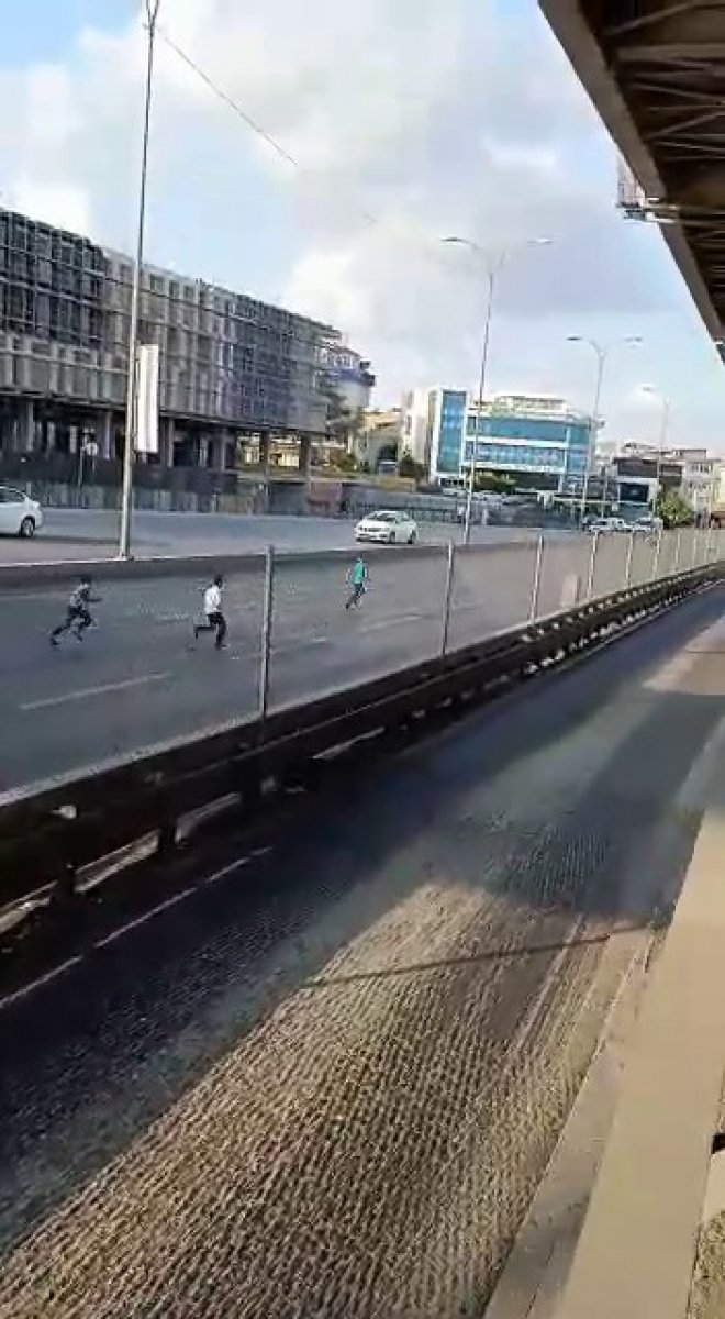 İstanbul’da, E-5 üzerinde çocuklar oyun oynadı #3