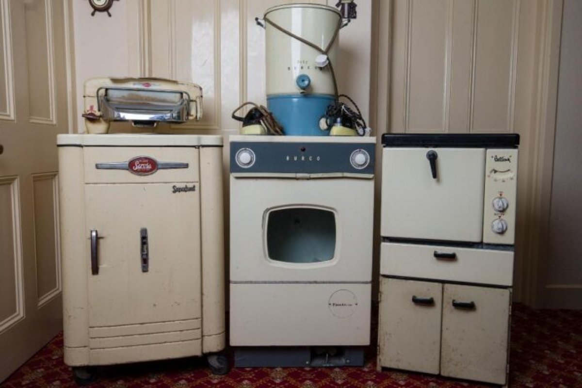 Старая стиральная машина. Советская бытовая техника. Бытовая техника 50-х годов. Стиральная машина 50 х годов.