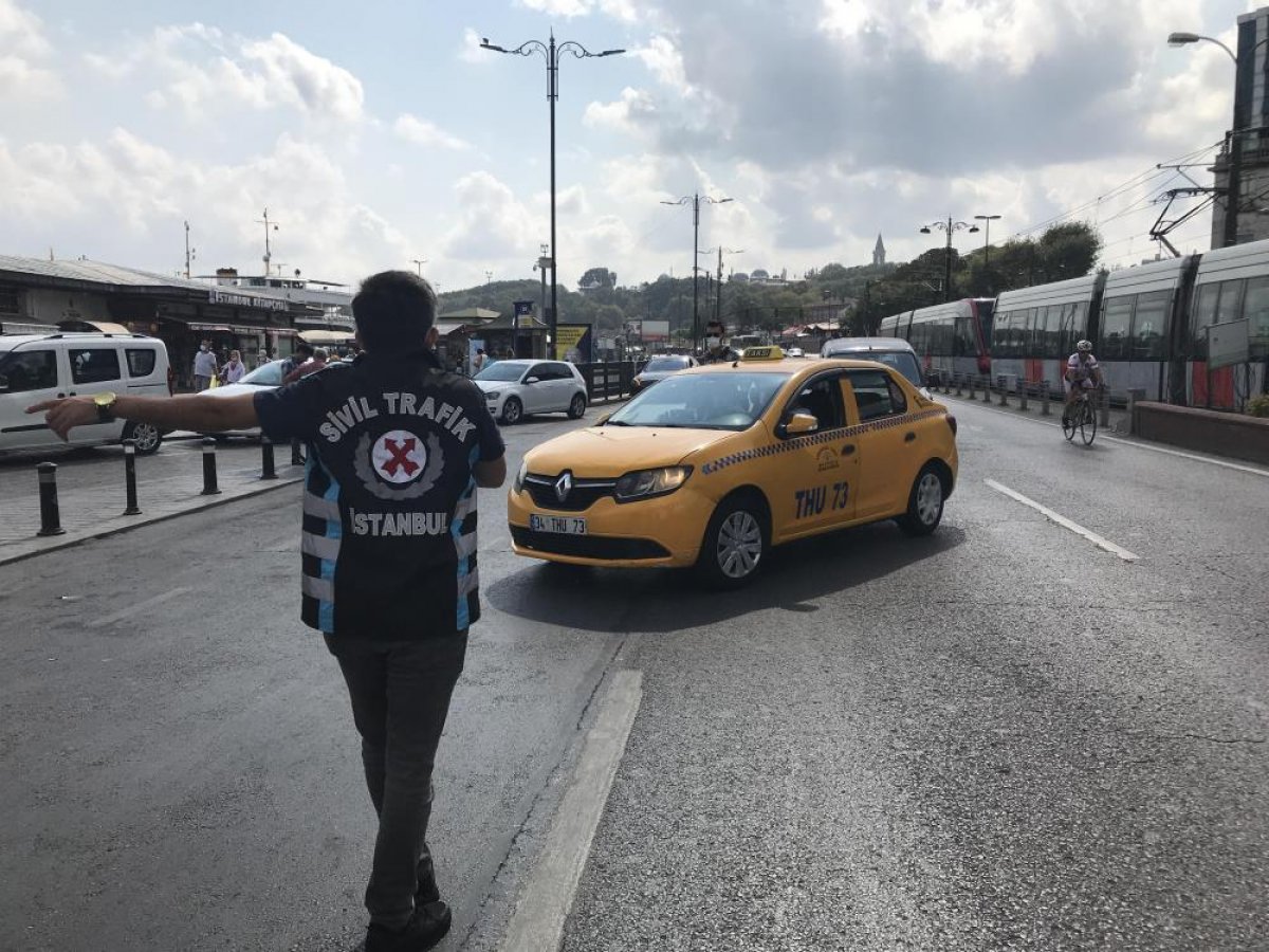 Eminönü’nde sivil ekipler taksileri denetledi #5