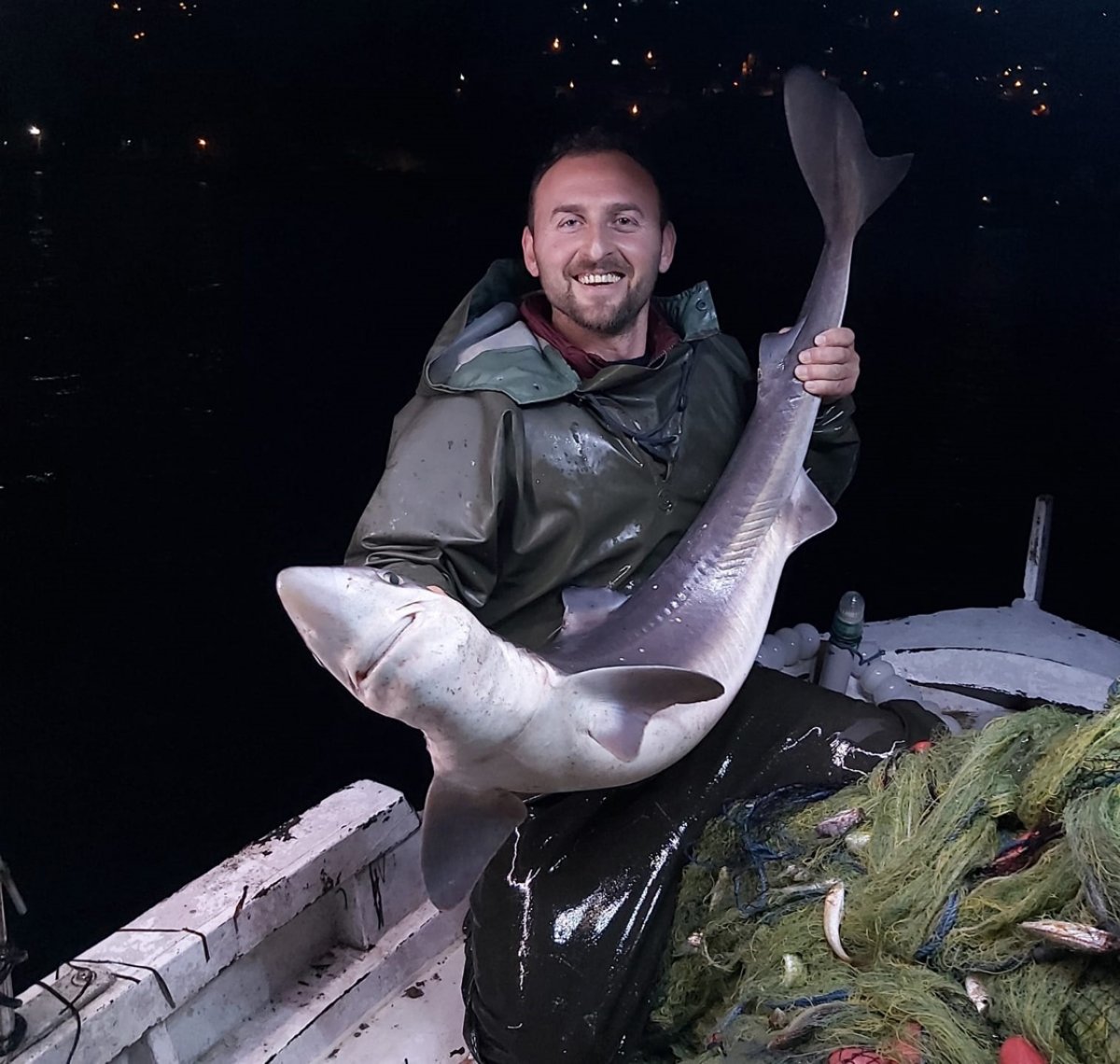 Trabzonlu balıkçının ağına köpek balığı takıldı #1